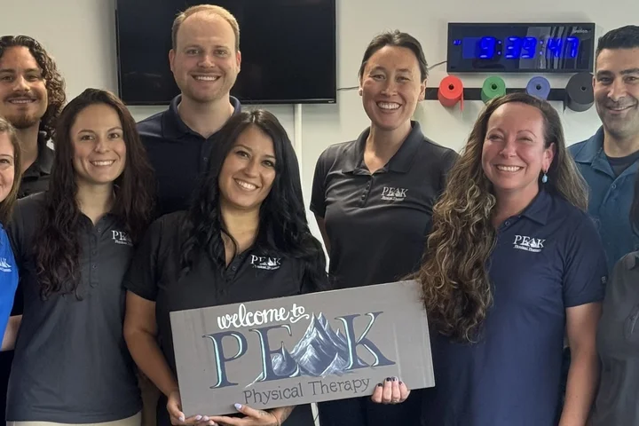 The full Peak Physical Therapy team